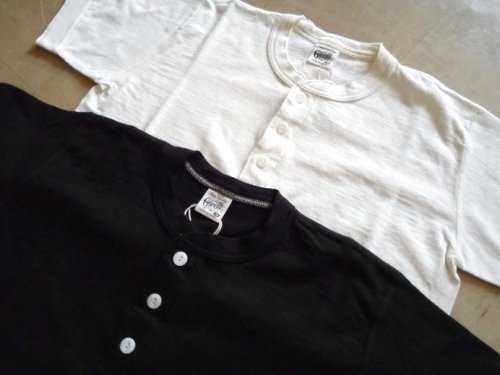 シンプルなヘンリーネックTシャツ